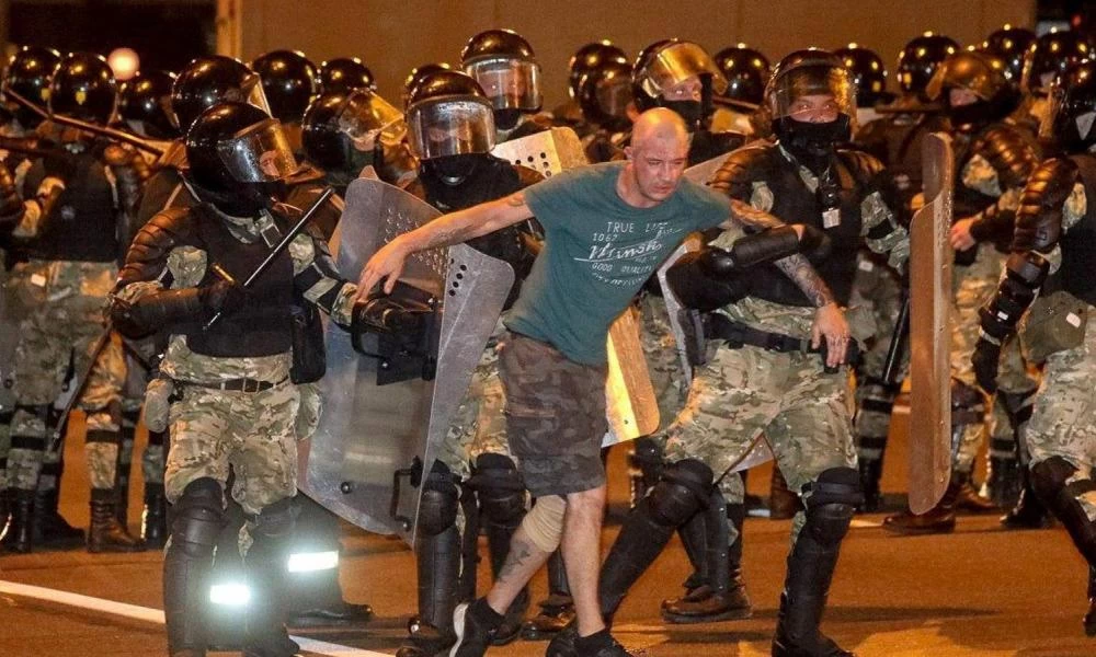 Χάος στη Λευκορωσία: Συγκρούσεις αστυνομικών και διαδηλωτών στο Μινσκ